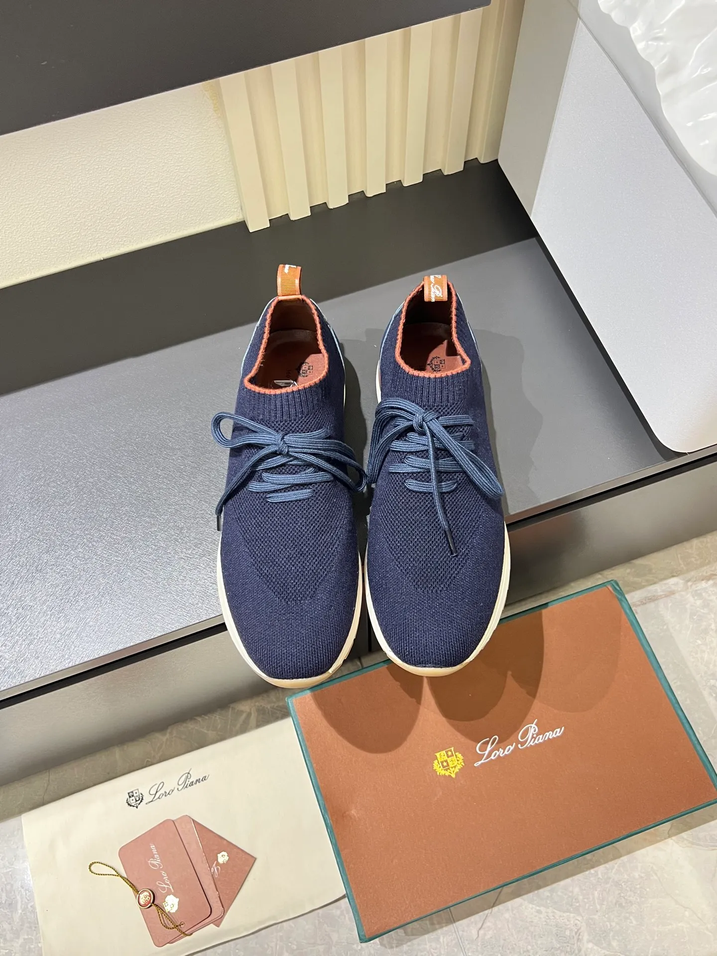 Men's Men's Shoes 💰p380 Loro Men's Shoes 💰piana/Noyo Piana 360 L Men's Shoes 💰p Flexy Walk Men's Sports Shoes These sports shoes are made of knitted wool uppers, and the heel is wrapped in smooth calf leather. Merino sheep are selected from Australia and New Zealand. The upper is machine-woven like a sweater, and then equipped with a white rubber outsole and a Kummel-colored sole. It is both beautiful and non-slip. The fabric is 100% cashmere and the insole is calf leather. It is super comfortable on the feet! Comes with full original packaging! Multiple colors available! Size: 38-44 (45 customized)